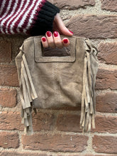 Carica l'immagine nel visualizzatore di Gallery, BORSA SCAMOSCIATA FRANGE 1085