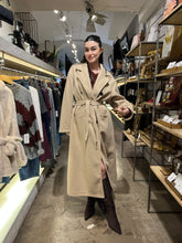 Carica l'immagine nel visualizzatore di Gallery, CAPPOTTO CINTA BOTTONI 88803