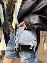 Carica l'immagine nel visualizzatore di Gallery, POCHETTE SCAMOSCIATA FRANGE